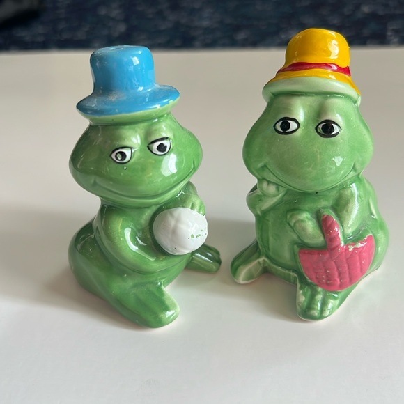 Vintage Ceramic Frog Man and Woman Salt and Pepper Shakers Cottagecore  Retro - Picture 1 of 7